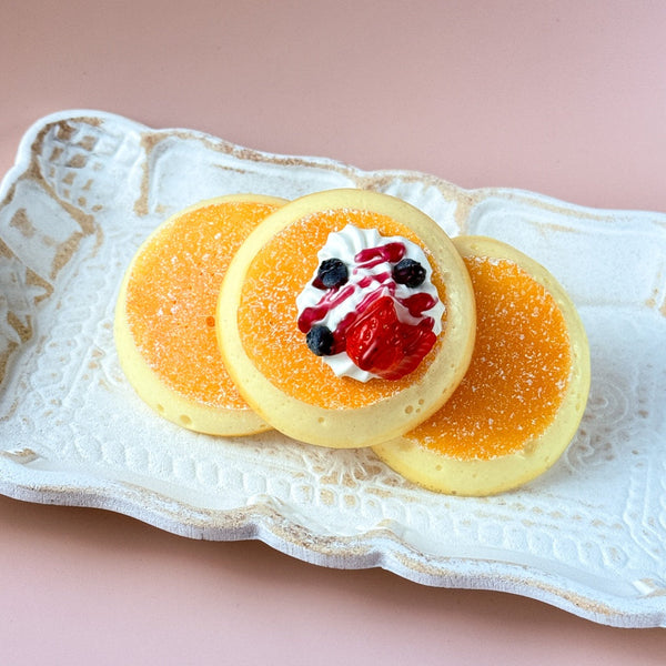 <02004>ふわふわ苺パンケーキのバレッタ