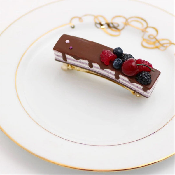 <02011>ダークベリーチョコケーキのバレッタ