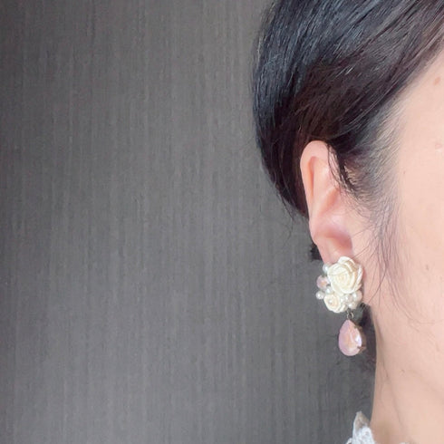 <05002>White rose and dusty pink pierced earrings