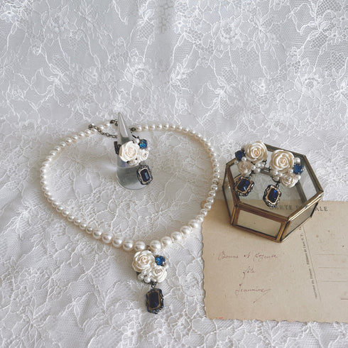 <05003>White rose and royal blue clip earrings