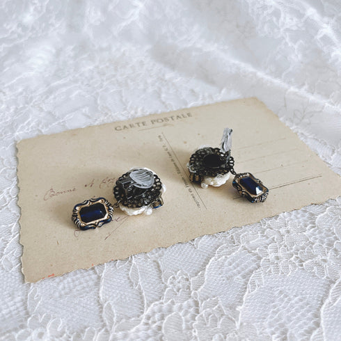 <05003>White rose and royal blue clip earrings