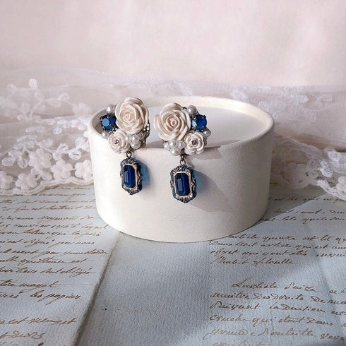 <05004>White rose and royal blue pierced earrings