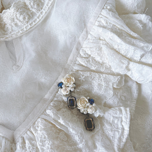 <05004>White rose and royal blue pierced earrings