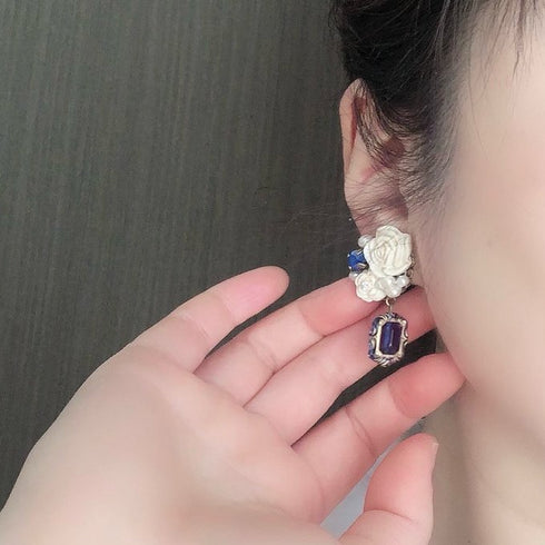 <05004>White rose and royal blue pierced earrings