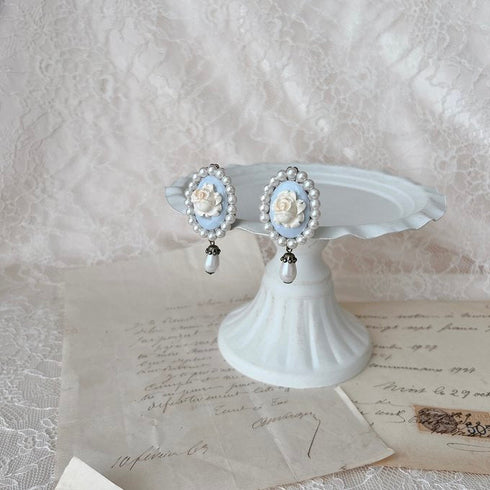 <05007>White rose cameo-style clip earrings