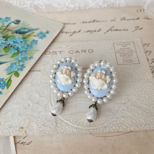 <05007>White rose cameo-style clip earrings