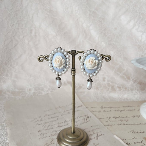 <05008>White rose cameo-style pierced earrings