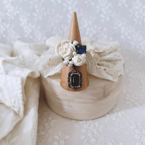 <05016>White rose and royal blue ring