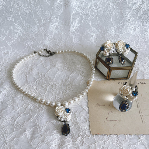 <05016>White rose and royal blue ring