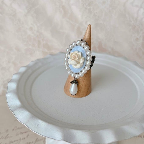 <05018>White rose cameo-style ring