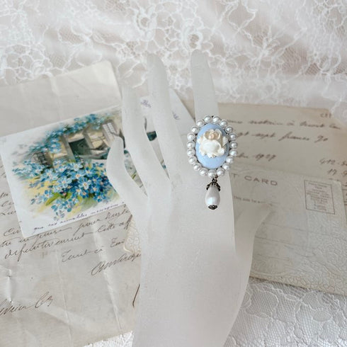 <05018>White rose cameo-style ring