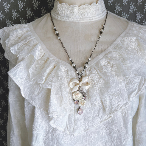 <05023>White rose and ribbon pendant