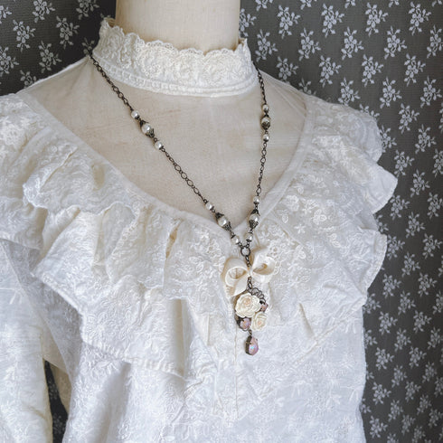 <05023>White rose and ribbon pendant