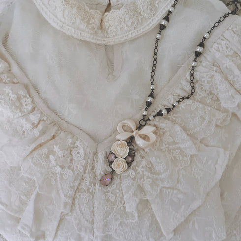 <05023>White rose and ribbon pendant