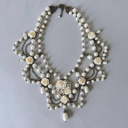 <05027>White rose drape necklace