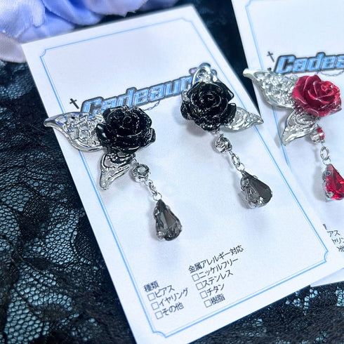 <06061>薔薇と戯れる蝶ピアス(ブラック)