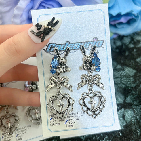 <06074>退廃的なうさぎと煌めくビジューピアス(ブルー)