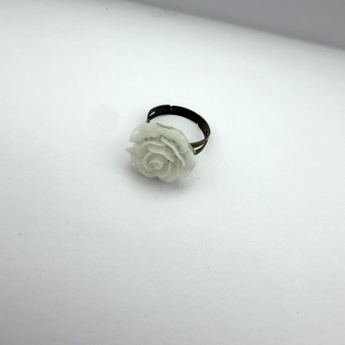 <07098>ミニ薔薇リング(ホワイト)