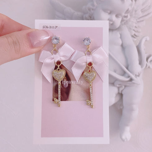 <09003>White ribbon and heart key Earrings