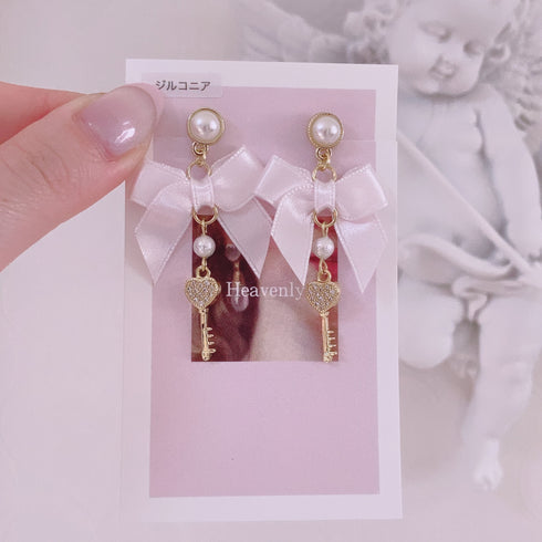 <09068>White ribbon and little heart key Clip-On Earrings