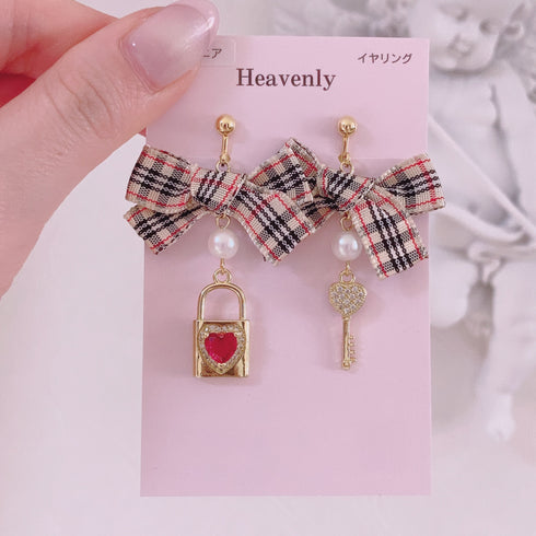 <09078>Padlock and heart key Clip-On Earrings(Plaid ribbon)