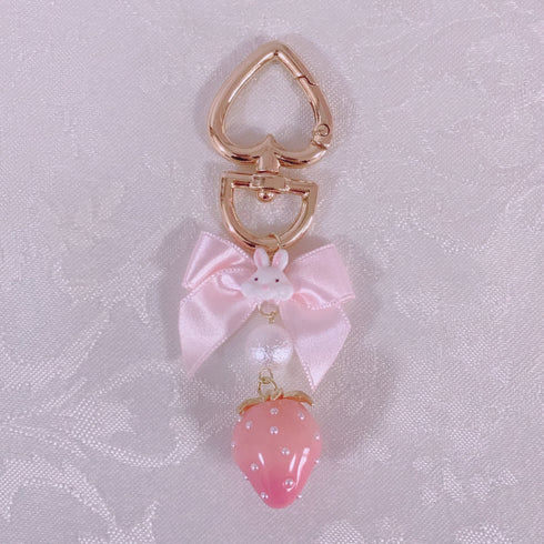 <09154>Rabbit&Strawberry Bag Charm Gradation Pink