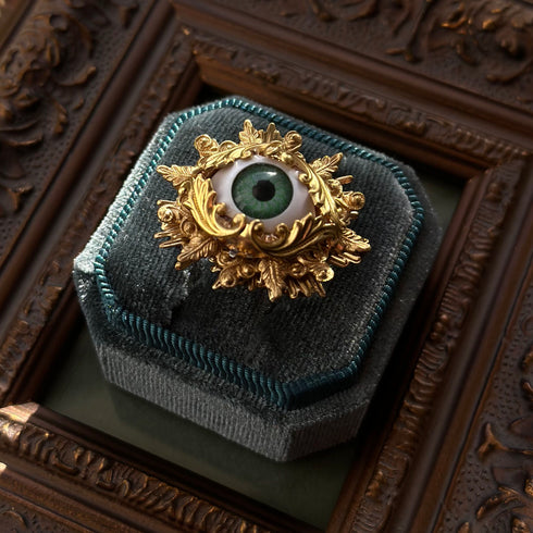 <12050>Eyes staring at the light - Green