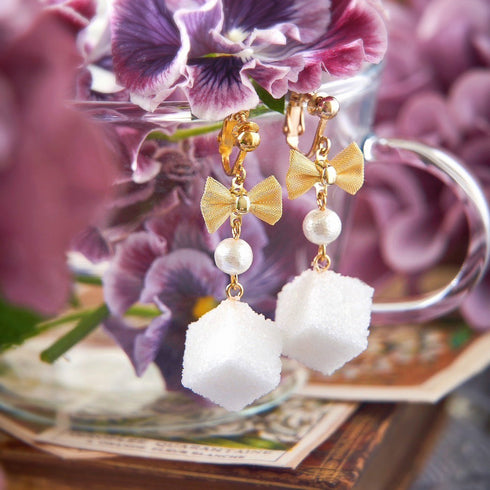 <14063>Cube sugar ribbon earring gold
