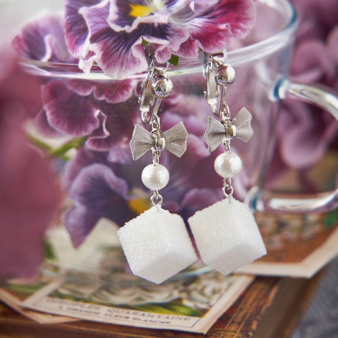 <14065>Cube sugar ribbon earring silver