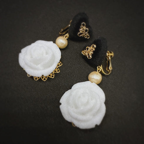<14069>Velvet Heart Rose Sugar pierced earring black