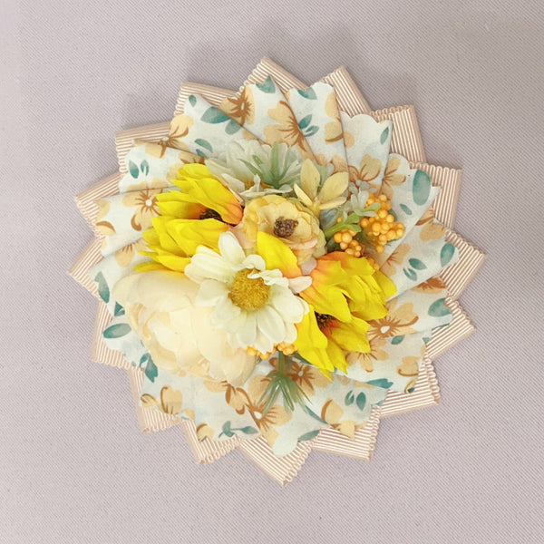 <16025>“News from the Garden” Rosette—A Sliver of Sunlight