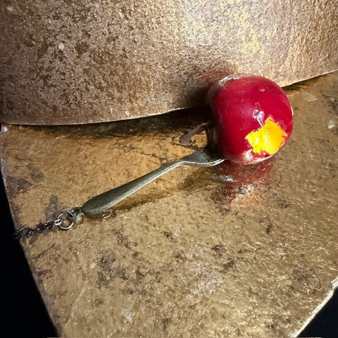 <17035>Bitten Apple Chocolate‑Coated Necklace