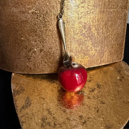 <17036>Chocolate‑Covered Apple Necklace