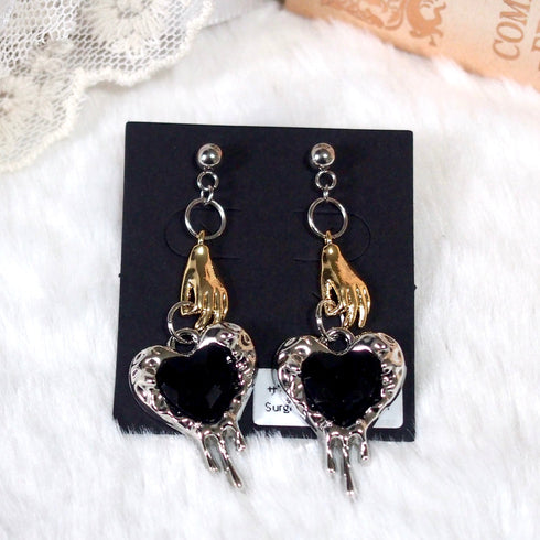 <19026>Queen of Heart(hand & Black)ピアス