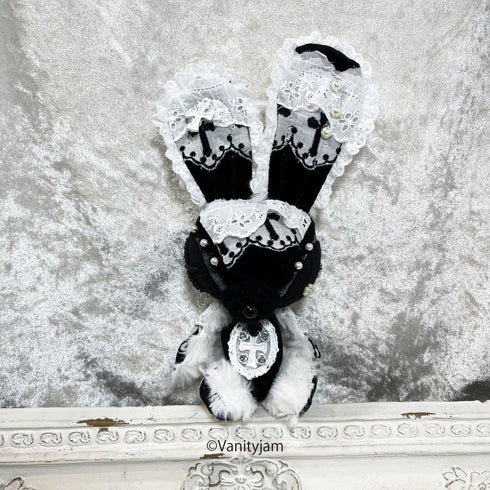 <24005>Black VANNY with white cross lace