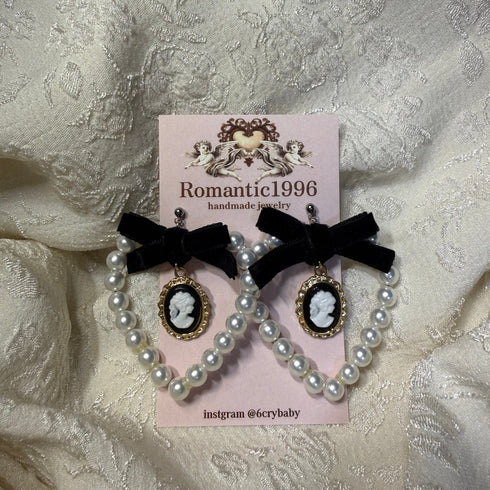 <25011>Velvet black cameo ピアス