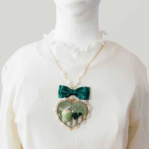 抹茶色ハートとディップいちごのネックレス