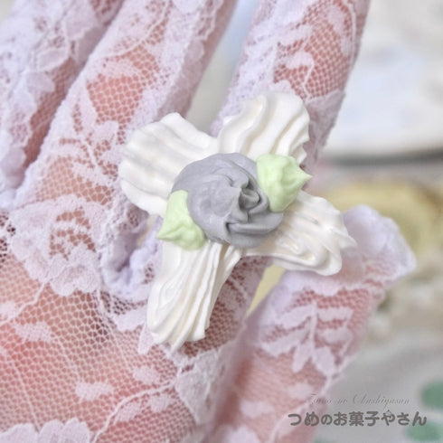 <31017>ホイップ十字架リング 白グレー