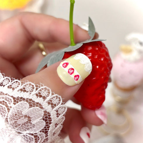 <31025>いちごショートケーキネイルチップ Mサイズ
