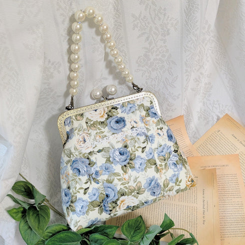 <35022>薔薇柄がま口バッグ 青薔薇 パールハンドル パール玉留め具