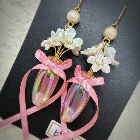 <37113>お花と花瓶のピアス 細長