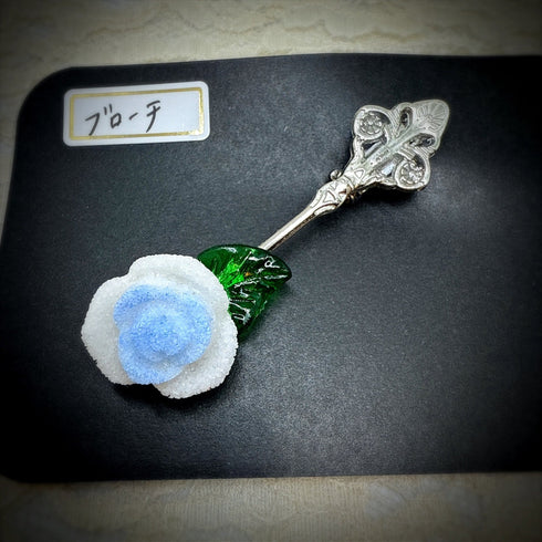 <37114>バラのお砂糖ブローチ サックス