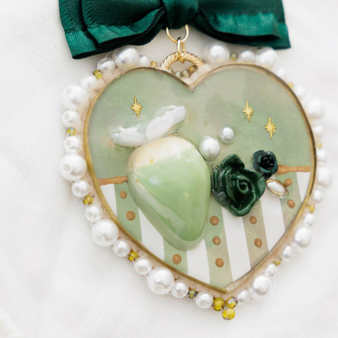 抹茶色ハートとディップいちごのネックレス