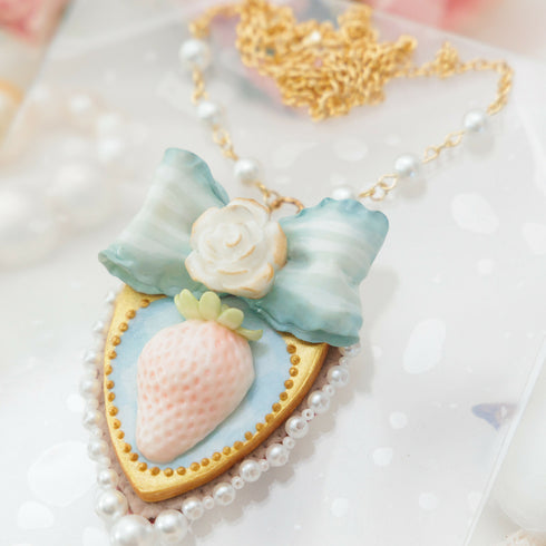 ホワイトストロベリーとリボンのネックレス/ブルー