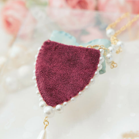 ホワイトストロベリーとリボンのネックレス/ブルー