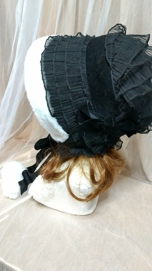 白いファーの総レースボンネット黒