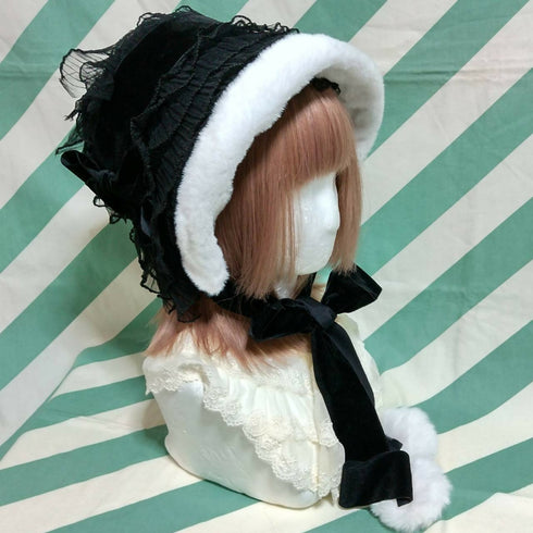 白いファーの総レースボンネット黒