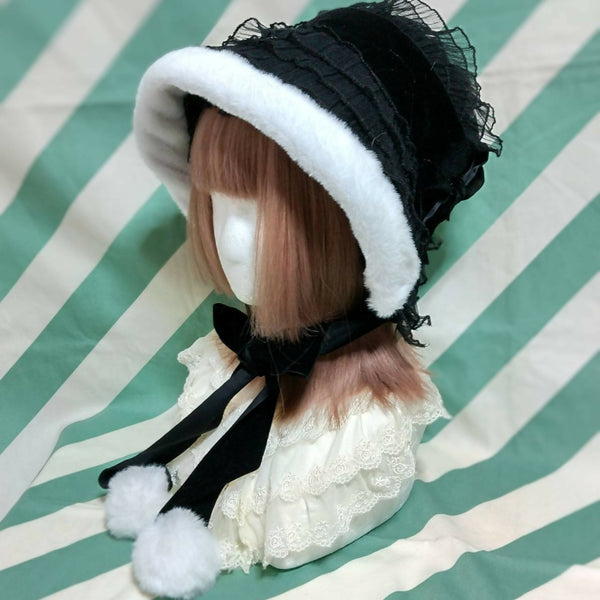 白いファーの総レースボンネット黒