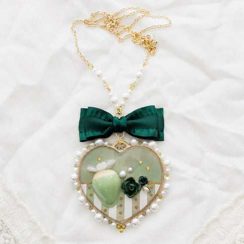 抹茶色ハートとディップいちごのネックレス