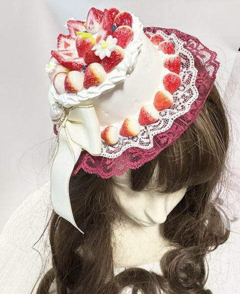 白くて可愛い♡いちごケーキの赤いミニハット